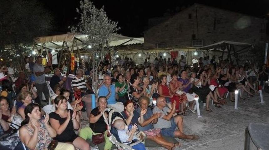 Fo&ccedil;a &lsquo;sanat Sokağı&rsquo;nda Nazenin Nağmeler