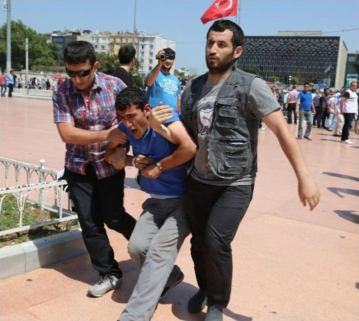 Taksim&rsquo;de Anıta Pankart Asmaya &Ccedil;alışan &Uuml;&ccedil; Kişi G&ouml;zaltına Alındı