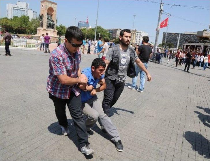 Taksim’de Anıta Pankart Asmaya Çalışan Üç Kişi Gözaltına Alındı G1