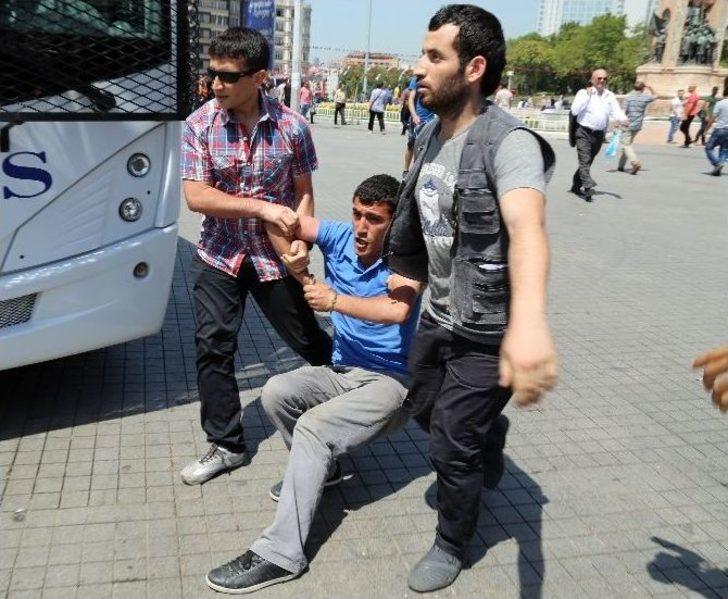 Taksim’de Anıta Pankart Asmaya Çalışan Üç Kişi Gözaltına Alındı G2