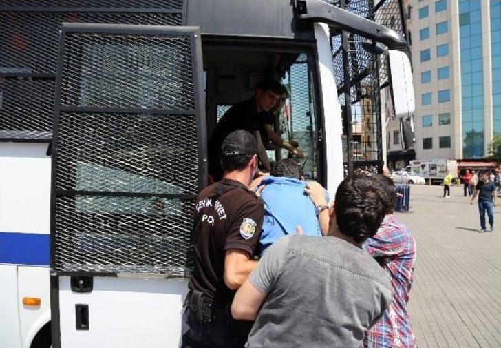 Taksim’de Anıta Pankart Asmaya Çalışan Üç Kişi Gözaltına Alındı G3
