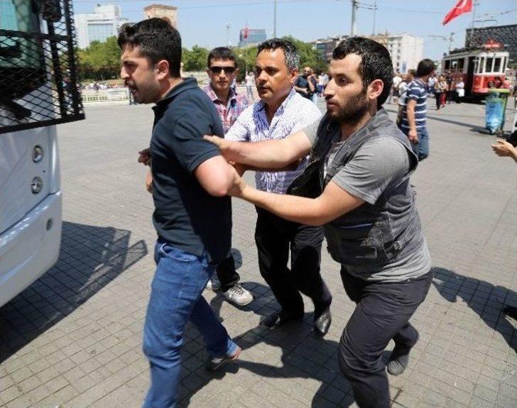 Taksim’de Anıta Pankart Asmaya Çalışan Üç Kişi Gözaltına Alındı G4