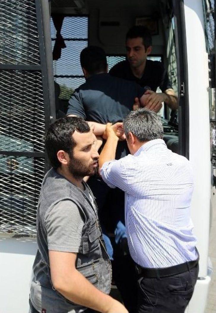 Taksim’de Anıta Pankart Asmaya Çalışan Üç Kişi Gözaltına Alındı G5