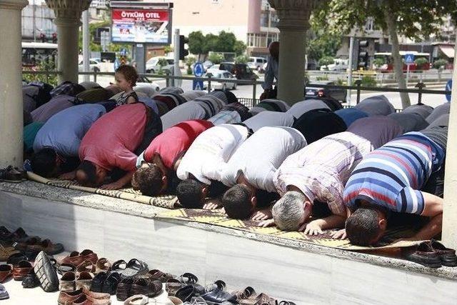 İsrail'in Gazze Saldırısı Protesto Edildi