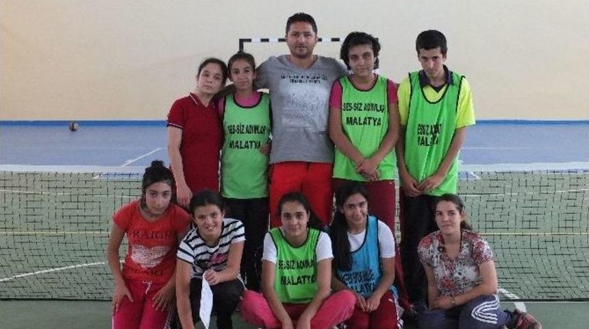 &Ouml;zel Sporcular, Yaz Okullarına Eğitim G&ouml;r&uuml;yor