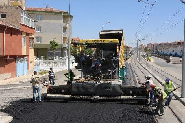 Yeni Tramvay Hattı Yan Yollarında Asfalt Çalışmaları