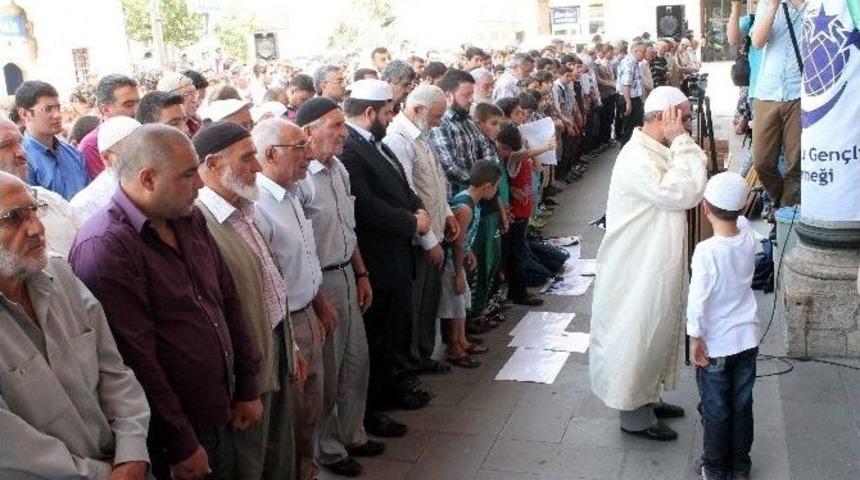 Filistin&rsquo;de Şehit Olanlar İ&ccedil;in Gıyabi Cenaze Namazı