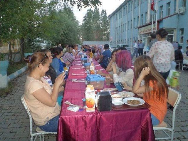 Varto Devlet Hastanesi’nde İftar Yemeği