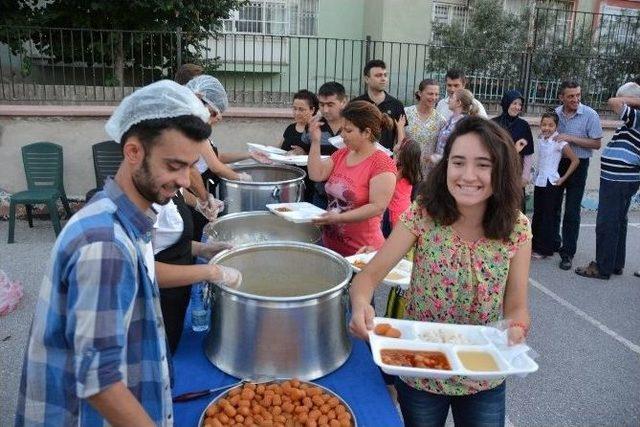 Aynı Akşam İki Mahallede Yunusemre Sofrası