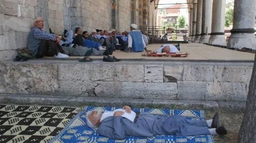 Tokat&rsquo;ta Sıcaktan Bunalanlar Cami Avlusunda Serinledi