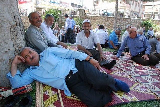 Tokat&rsquo;ta Sıcaktan Bunalanlar Cami Avlusunda Serinledi 1