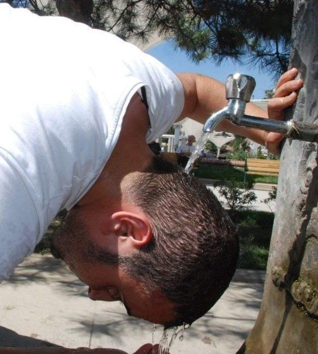 Tokat&rsquo;ta Sıcaktan Bunalanlar Cami Avlusunda Serinledi 2