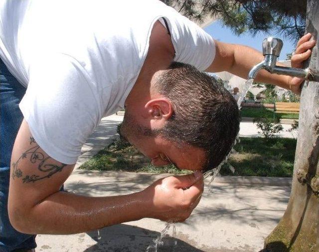 Tokat&rsquo;ta Sıcaktan Bunalanlar Cami Avlusunda Serinledi 3