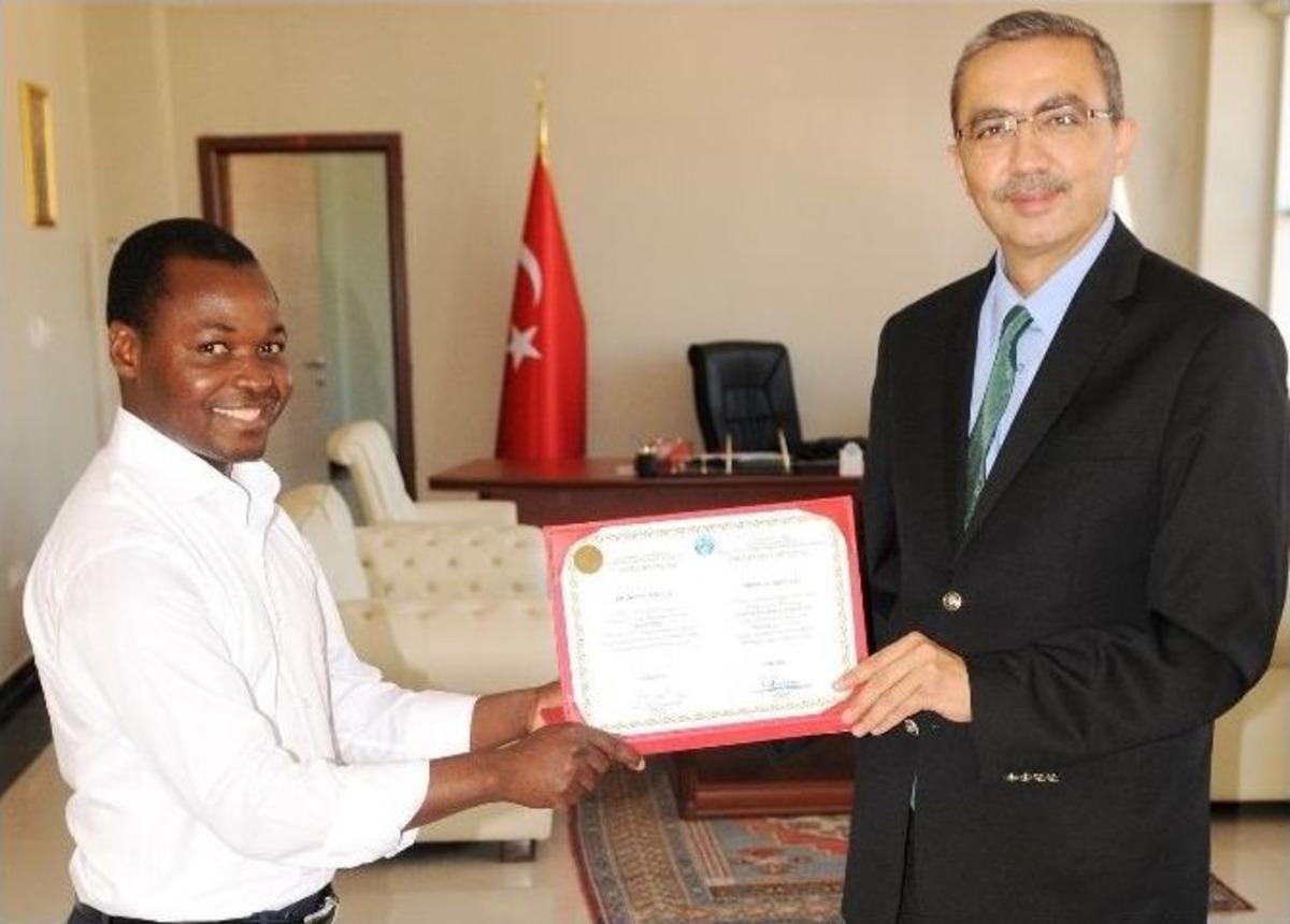 Mezun Olan Yabancı Uyruklu &Ouml;ğrencilere Diploma