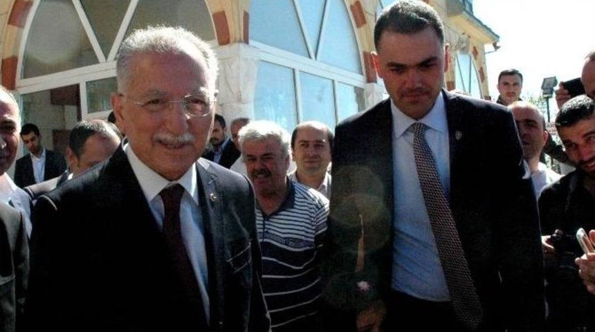 Ekmeleddin İhsanoğlu, Abdurahman Gazi T&uuml;rbesini Ziyaret Etti