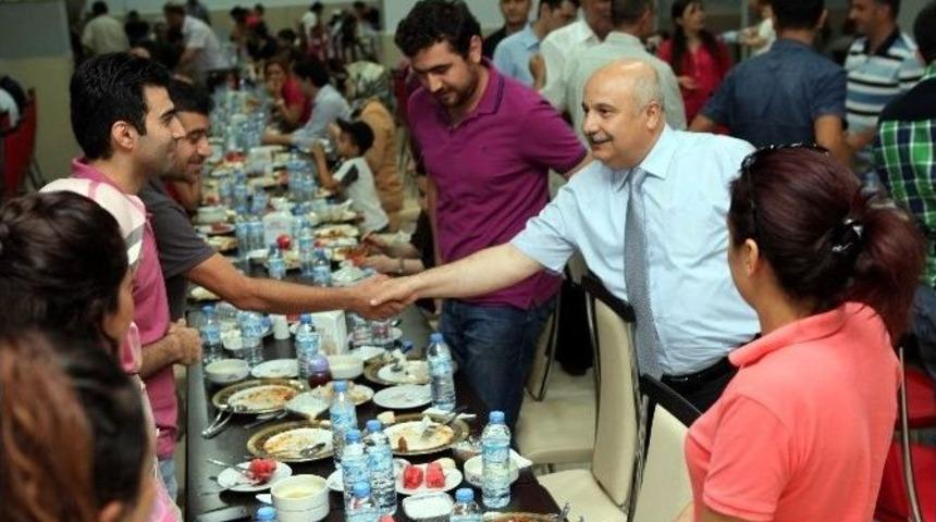 Adıyaman &Uuml;niversitesi Personeli İftar Yemeğinde Bir Araya Geldi