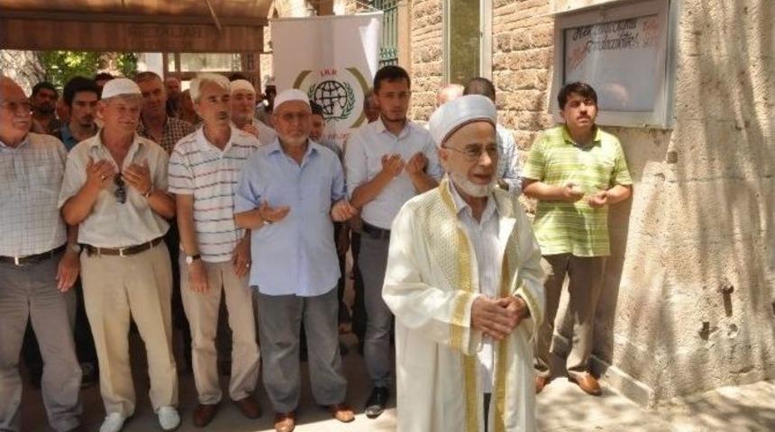 Filistin'de Hayatını Kaybedenler İ&ccedil;in Gıyabi Cenaze Namazı Kılındı