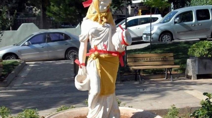 Heykelin Başına Eşarp Bağladı