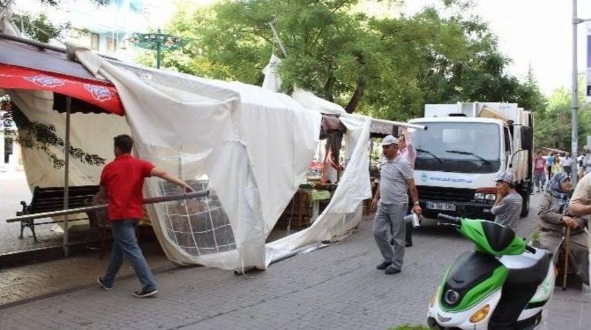 R&uuml;zgar Kızılay &Ccedil;adırlarını U&ccedil;urdu