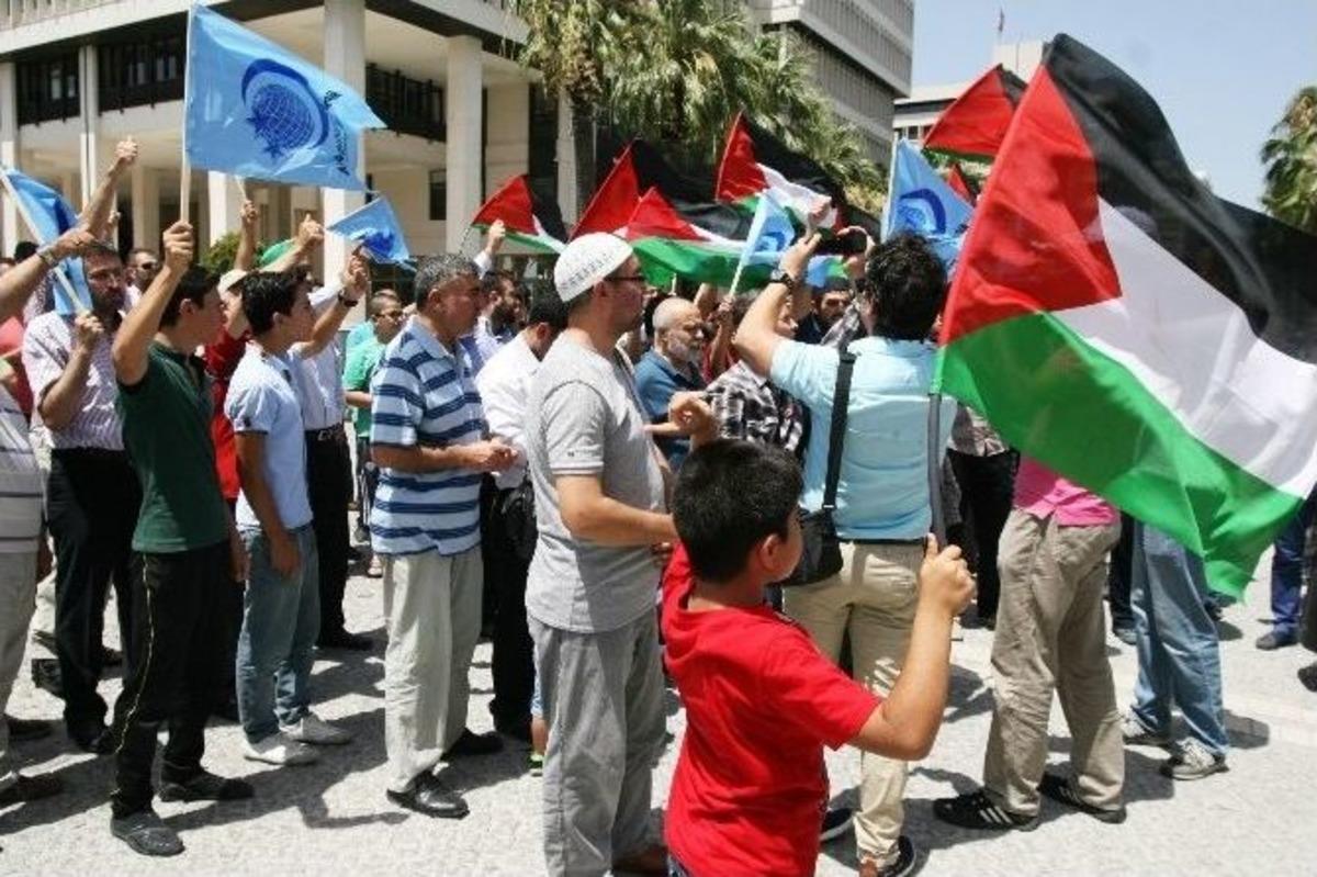 İzmir&rsquo;den İsrail&rsquo;e Lanet Yağdı