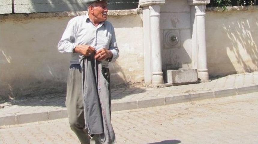 Aşırı Sıcaklardan Bunalan Oru&ccedil;lu Vatandaş Ceketini Islatarak Serinledi