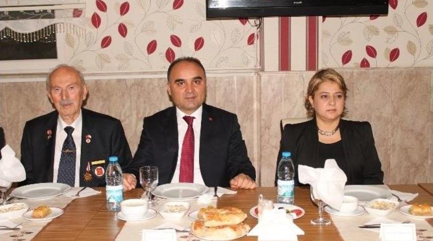 Vali G&uuml;naydın, Şehit Aileleri Ve Gazilerle İftarda Bir Araya Geldi