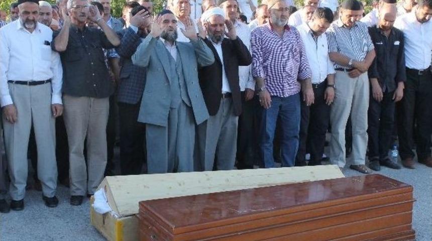 3 Kardeş Aynı Tabutta, Aynı Mezara; Dedeleri İse Yanlarında Toprağa Verildi