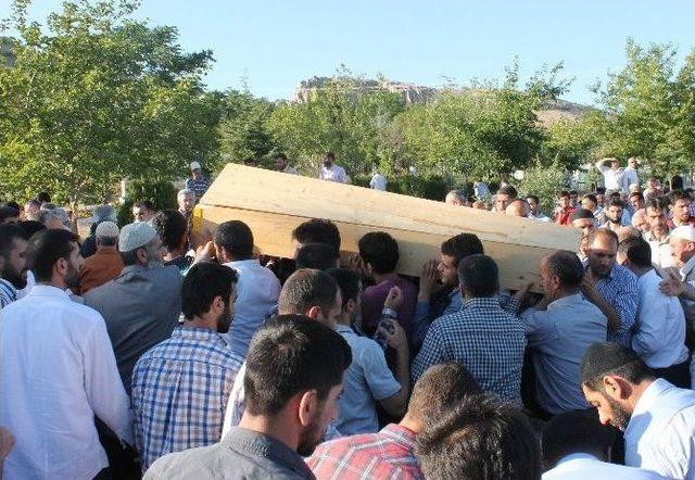 3 Kardeş Aynı Tabutta, Aynı Mezara; Dedeleri İse Yanlarında Toprağa Verildi 1