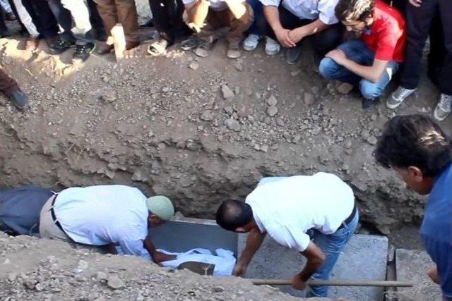 3 Kardeş Aynı Tabutta, Aynı Mezara; Dedeleri İse Yanlarında Toprağa Verildi 3
