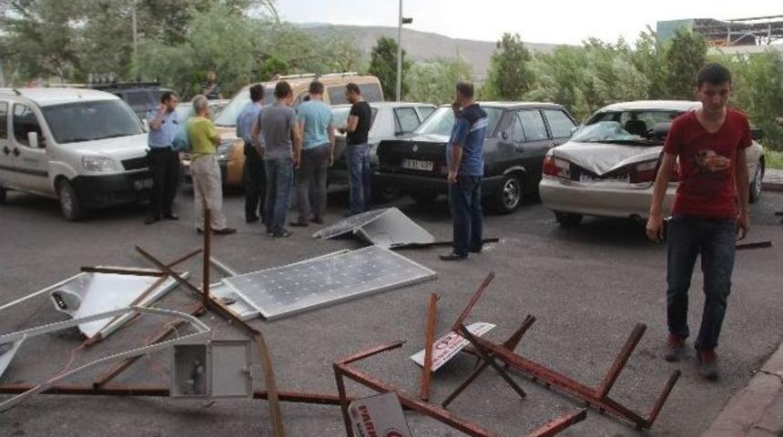 İki Dakika S&uuml;ren Fırtına Ağa&ccedil;ları Devirdi, &Ccedil;atıları U&ccedil;urdu