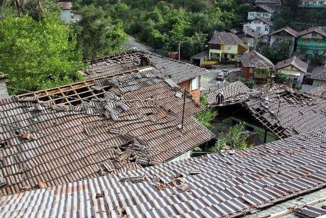 İki Dakika S&uuml;ren Fırtına Ağa&ccedil;ları Devirdi, &Ccedil;atıları U&ccedil;urdu 1