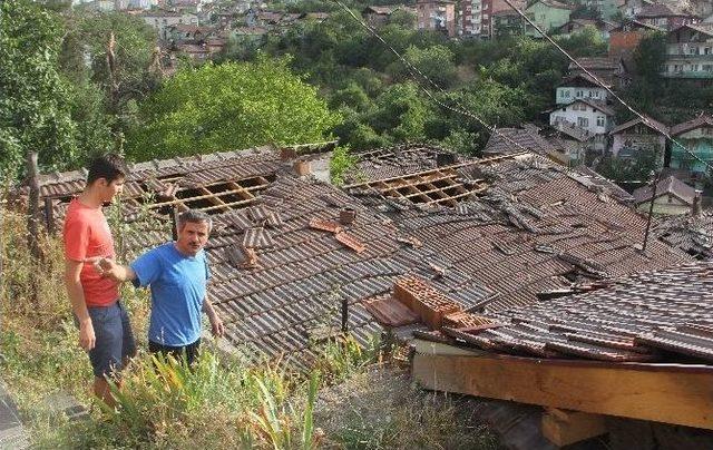 İki Dakika S&uuml;ren Fırtına Ağa&ccedil;ları Devirdi, &Ccedil;atıları U&ccedil;urdu 2