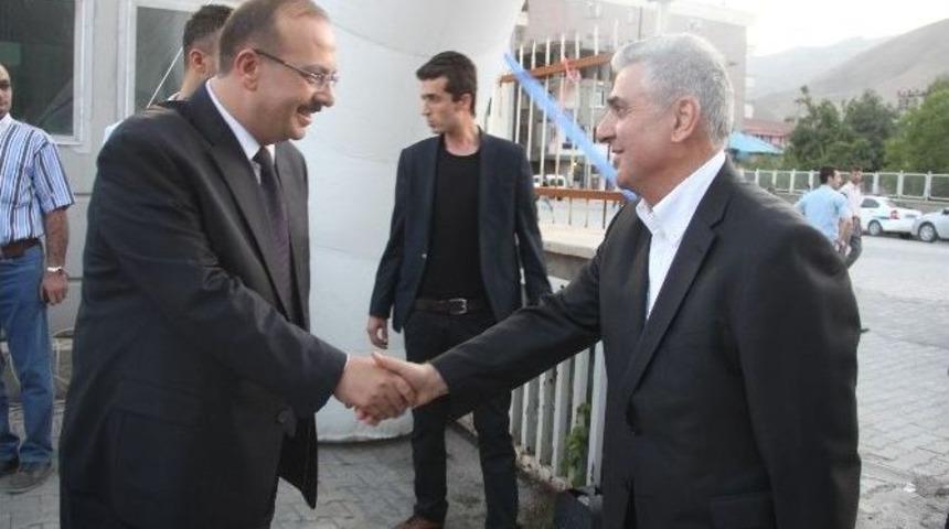 Hakkari Valiliği'nden Bin Kişiye G&ouml;rkemli İftar Yemeği