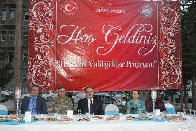 Hakkari Valiliği'nden Bin Kişiye Görkemli İftar Yemeği