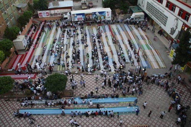 Mavi Marmara Şehidinin Anısına 3 Bin Kişiye Iftar