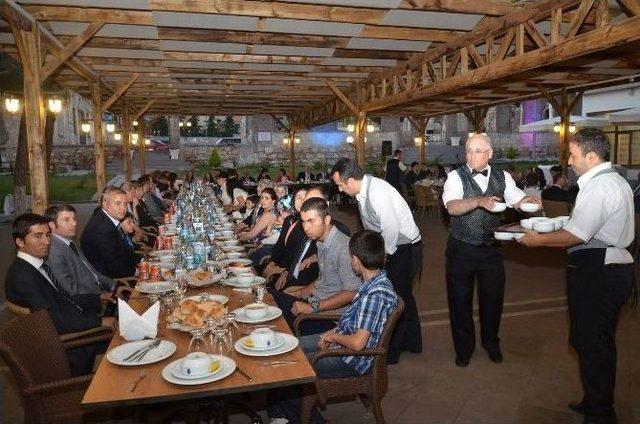Uşak Emniyeti, Terfi Ve Tayin Olan Personeli İ&ccedil;in İftarda Bir Araya Geldi 1