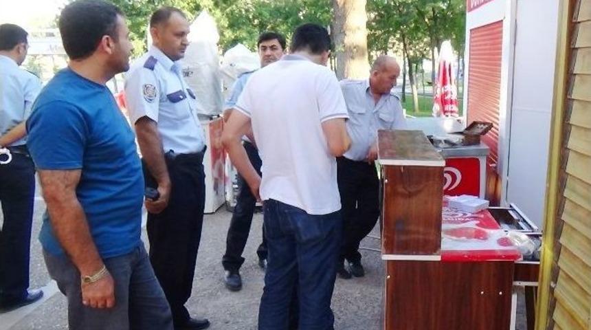 Kafeye Giren Hırsız G&uuml;venlik G&ouml;revlisi Bağırınca Ka&ccedil;tı