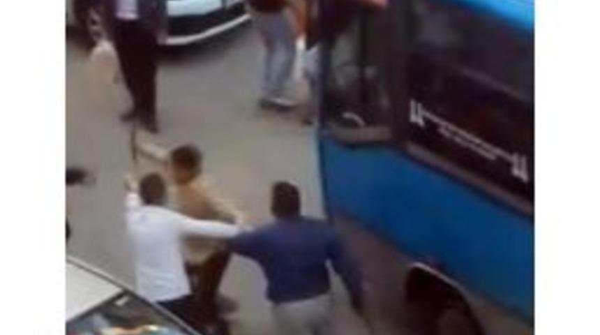 Erzurum&rsquo;da D&ouml;ner Bı&ccedil;aklı Ve Sopalı Trafik Kavgası