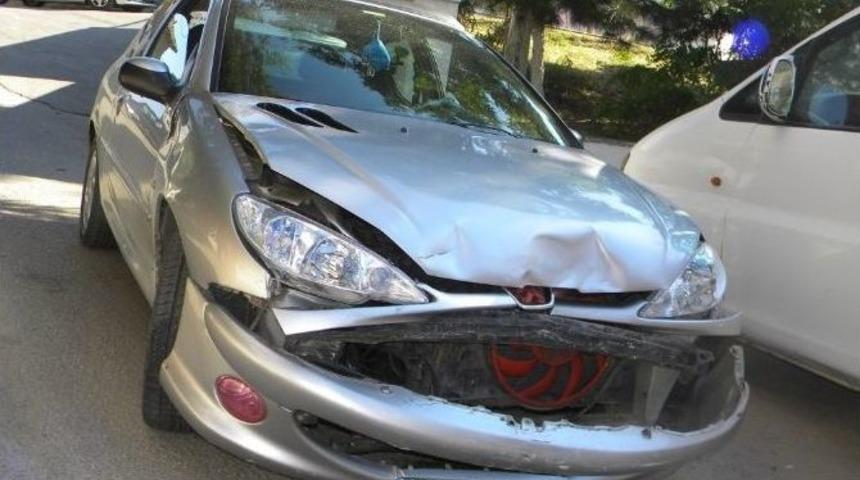 Kazada Başı Cama &Ccedil;arpan Kadın Yaralandı