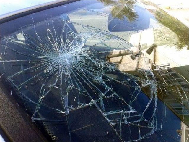 Kazada Başı Cama &Ccedil;arpan Kadın Yaralandı 1