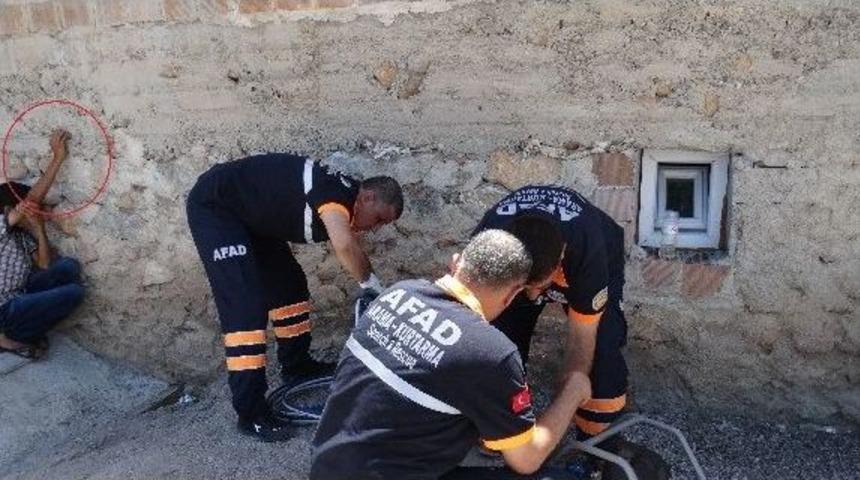 Duvardaki Tel Eline Saplandı