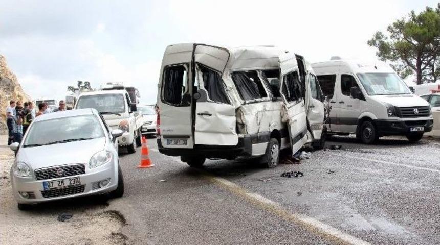 Tur Minib&uuml;s&uuml; Yan Yattı: 8 Turist Yaralı