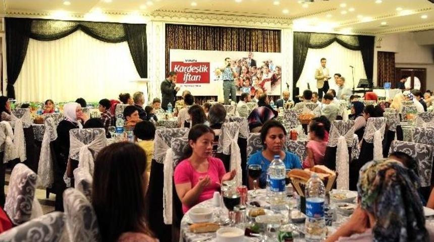 Başkan Akg&uuml;l, İftarda &Ouml;ks&uuml;z Ve Yetimlerle Buluştu