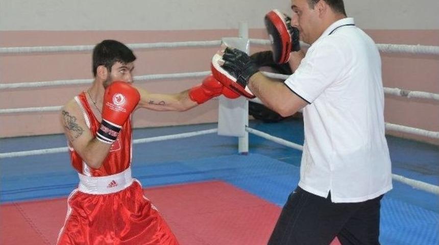 Milli Boks&ouml;r Ertuğrul Erdemir, Kırgızistan'daki Boks Turnuvasına Hazırlanıyor