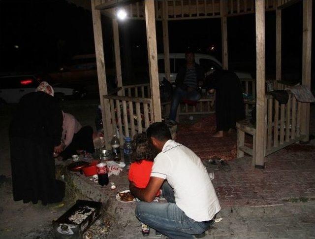 Van G&ouml;l&uuml; Sahilinde İftar Keyfi 1