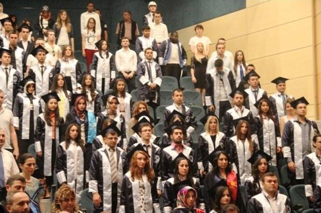 Sa&uuml;&rsquo;de Yılın En Başarılı &Ouml;ğrencileri Diplomalarına Kavuştu