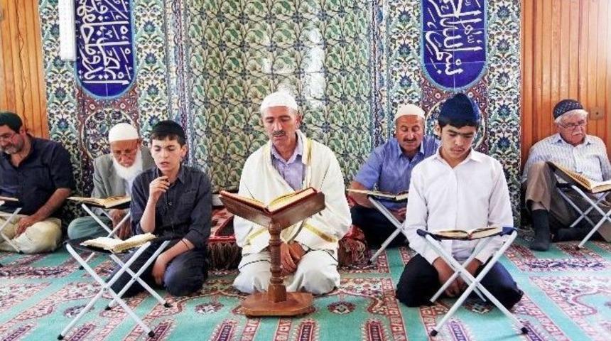 K&uuml;&ccedil;&uuml;k Hafızlar Mukabele Okuyor