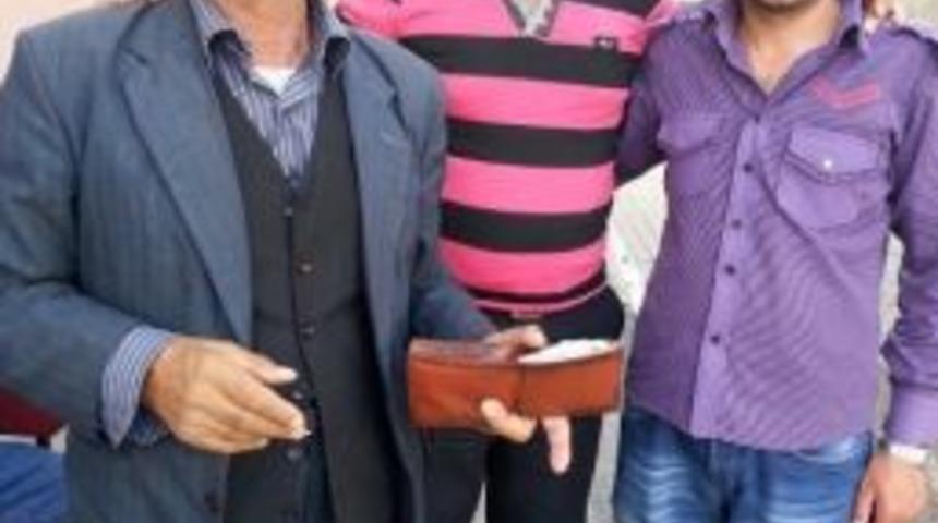 Yolda Bulduğunu Para Dolu C&uuml;zdanı Sahibine Teslim Etti