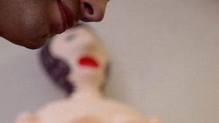 Şişme bebeğine sarılmış halde bulundu G5