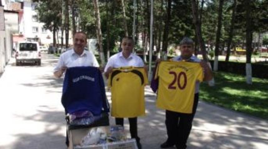 &Ccedil;ınarspor'a Malzeme Dağıtıldı